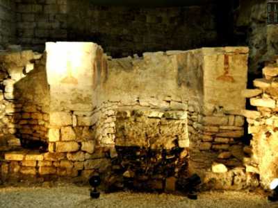 Qui sotto, a tre metri di profondit�, � ancora visibile il pavimento di una domus romana del I secolo d.C., sulla quale nel X secolo fu poi costruita una chiesa bizantina probabilmente intitolata a San Gregorio de Falconibus